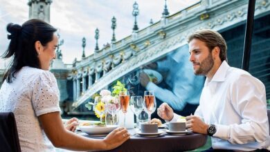 Bateaux Parisiens Déjeuner gastronomique sur la Seine et croisière touristique